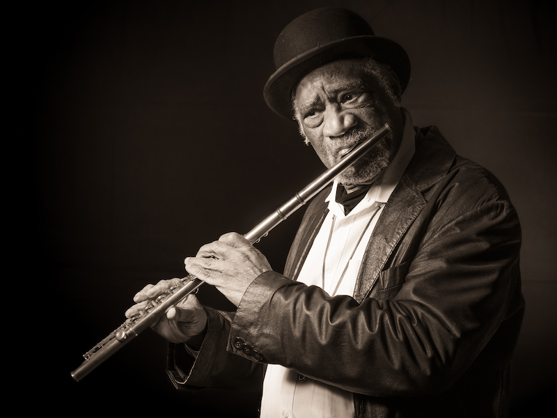 Portret van een muzikant op de dwarsfluit